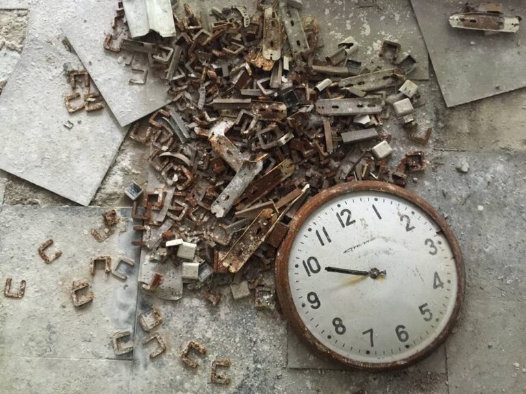 wood-clock-europe-broken-abandoned-empty-235301-pxhere.com